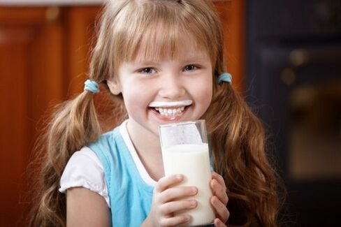 Nena bebe kefir para evitar parasitos