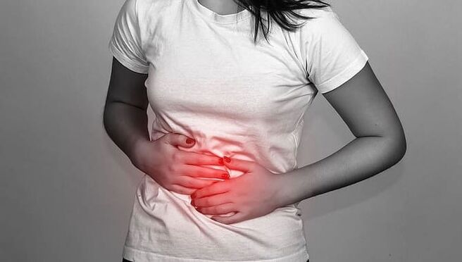 A dor abdominal é un efecto secundario común dos parasitos nos intestinos. 